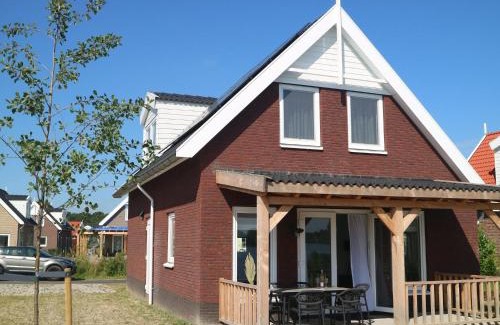 Municipality of Nissewaard House | Lakeview villa with swimming and fishing pier
