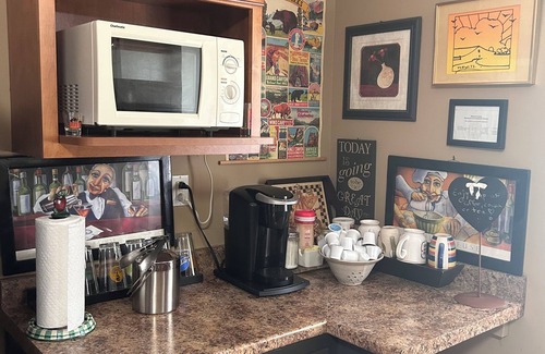 Maryville Cottage | “LaLa’s Place”Cozy, conveniently located country cottage, pets, carport,fire pit