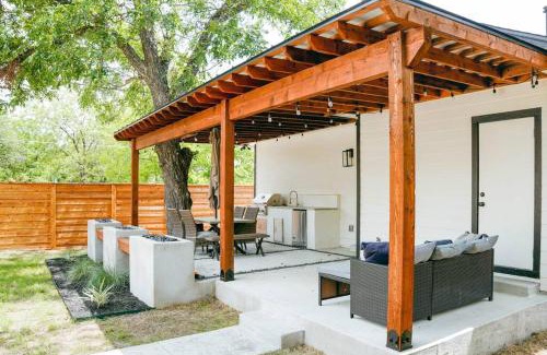 Eastside Promise Neighborhood Villa | Lamar Villa-3 bed 2.5 bath with outdoor kitchen