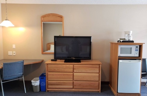 Three Hills Hotel | Lamplighter Inn