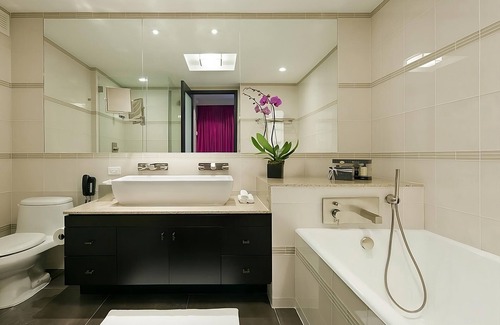 Rose Hill Hotel | Land Of Opportunity! Rooftop Pool, Pets Allowed, 0.5 miles from Empire State!
