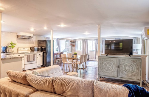 Land Park Apartment | Land Park Studio Loft- Wonderful Location! -Full Kitchen, Natural Light.