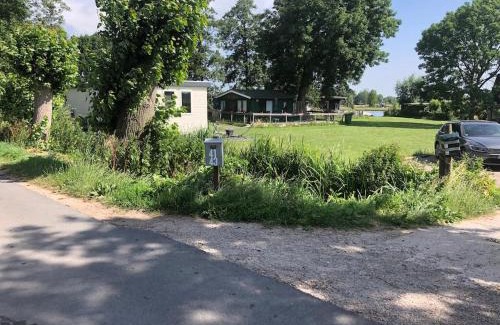 Municipality of Wijdemeren House | Landelijk gelegen chalet aan de Vecht vlakbij Amsterdam