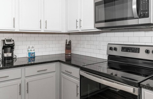 San Marco Apartment | Landing | Amazing 2BD, Pool, Gym