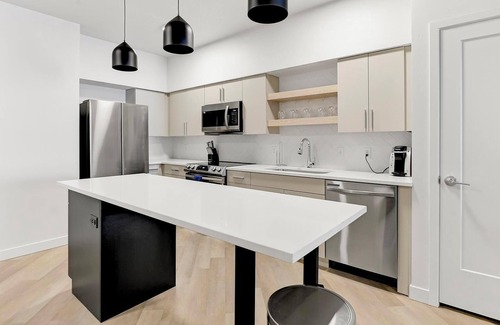 Downtown Salt Lake City Apartment | Landing | Amazing 1BD, Game Room, Courtyard