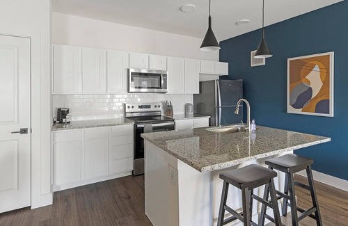 Venus Apartment | Landing | Beautiful 2BD, Clubhouse, Pool