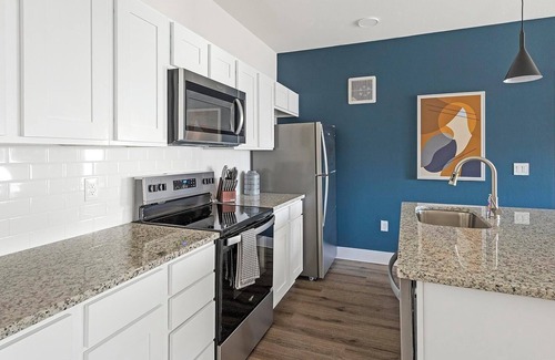Venus Apartment | Landing | Beautiful 2BD, Clubhouse, Pool