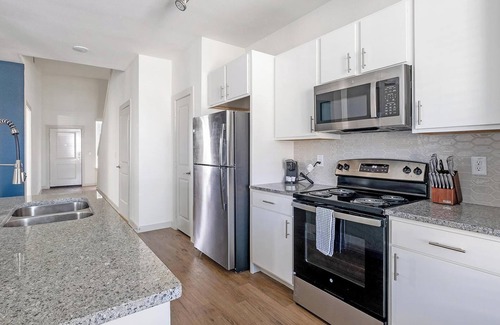 Waller Apartment | Landing | Beautiful 3BD, Pool, Gym