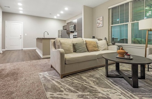 Chesterfield Apartment | Landing | Chic 1BD, Gym, Pool