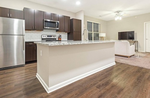 Chesterfield Apartment | Landing | Chic 1BD, Gym, Pool
