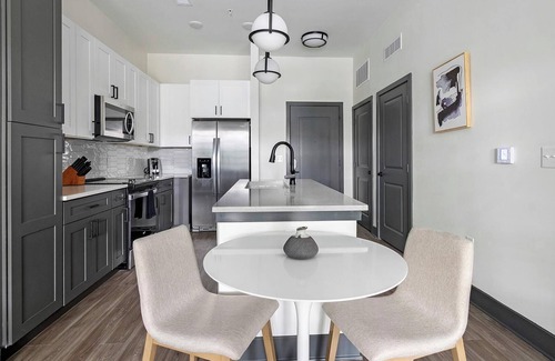 Southbank Apartment | Landing | Chic 1BD, Gym, Pool