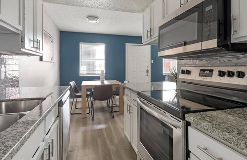 Southside Apartment | Landing | Chic 1BD, Pool, Gym