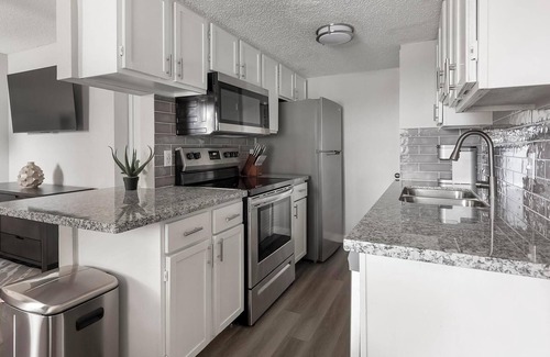 Southside Apartment | Landing | Chic 1BD, Pool, Gym