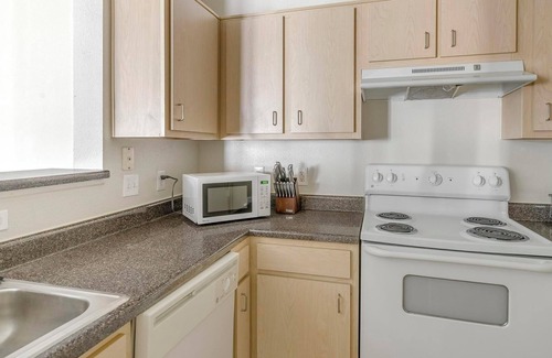 Southbelt/Ellington Apartment | Landing | Chic 2BD, Gym, Pool