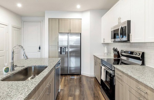 Fate Apartment | Landing | Chic 2BD, Gym, Pool
