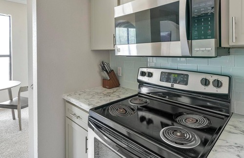 Briarforest Apartment | Landing | Incredible 1BD, Gym, Pool