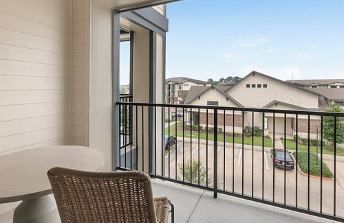 Katy Apartment | Landing | Modern 1BD, Clubhouse, Courtyard