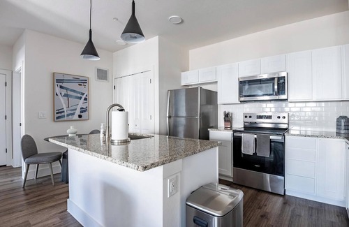 Venus Apartment | Landing | Modern 1BD, Gym, Pool