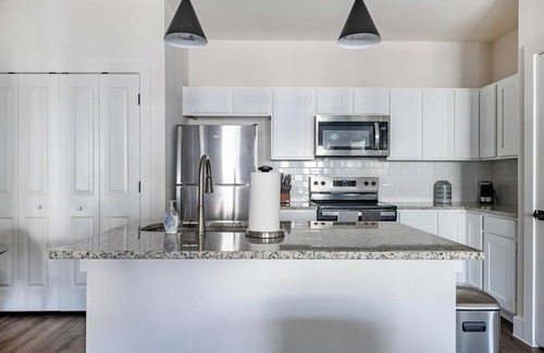 Venus Apartment | Landing | Modern 1BD, Gym, Pool
