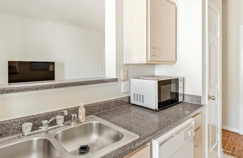 Southbelt/Ellington Apartment | Landing | Modern 1BD, Gym, Pool