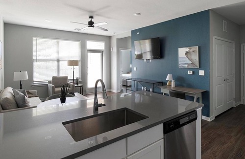 Madison Apartment | Landing | Modern 1BD, Pool, Gym