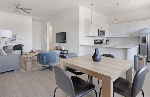 Oro Valley Apartment | Landing | Modern 2BD, Pool