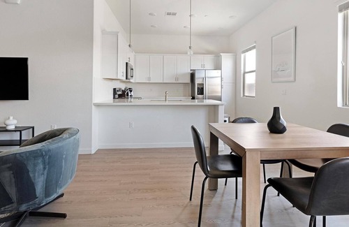 Oro Valley Apartment | Landing | Modern 2BD, Pool