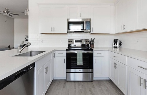 Oro Valley Apartment | Landing | Modern 2BD, Pool
