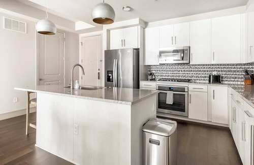 Houston Apartment | Landing | Modern 2BD, Pool, Gym