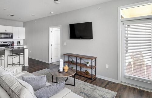 Madison Apartment | Landing | Modern 2BD, Pool, Gym