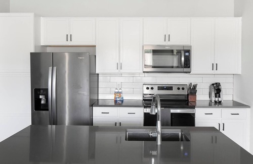 Madison Apartment | Landing | Modern 2BD, Pool, Gym