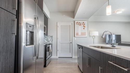 Biggar Apartment | Landing Modern Apartment with Amazing Amenities (ID8083X57)