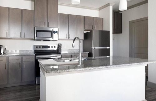Manor Apartment | Landing | Spectacular 1BD, Pool, Courtyard