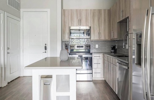 Montopolis Apartment | Landing | Spectacular 1BD, Gym, Courtyard