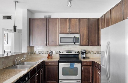 Park Central Apartment | Landing | Spectacular 2BD, Gym, Clubhouse