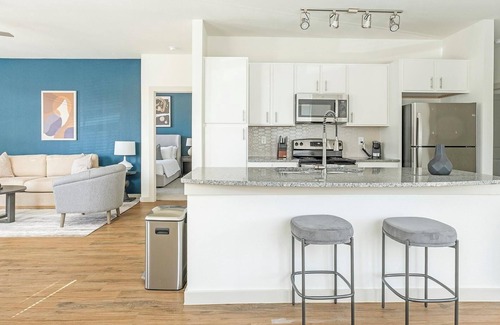 Waller Apartment | Landing | Spectacular 3BD, Pool, Gym