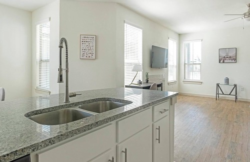 Waller Apartment | Landing | Spectacular 3BD, Pool, Gym