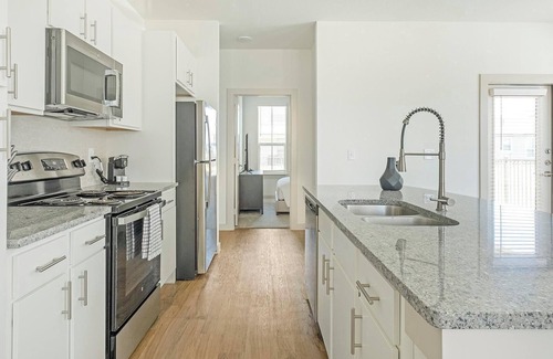 Waller Apartment | Landing | Spectacular 3BD, Pool, Gym