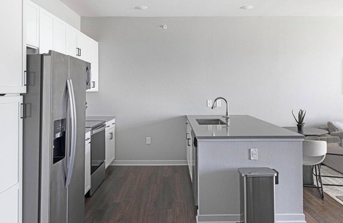 Madison Apartment | Landing | Stunning 1BD, Gym, Pool