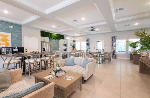 Newberry Apartment | Landing | Stunning 1BD, Pool, Gym