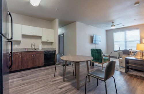 Tobin Hill Apartment | Landing | Stunning 2BD, Courtyard, Gym