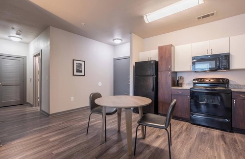 Tobin Hill Apartment | Landing | Stunning 2BD, Courtyard, Gym