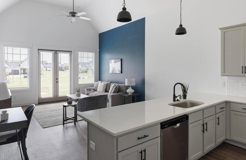 Athens Apartment | Landing | Stunning 2BD, Clubhouse, Gym