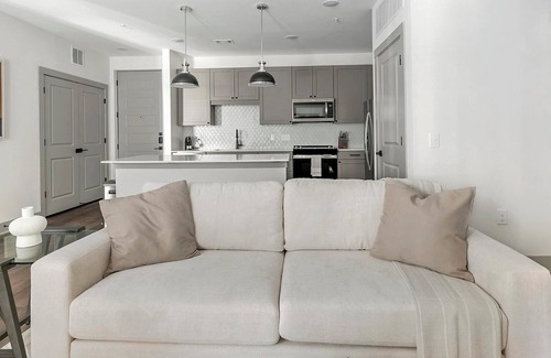 Houston Apartment | Landing | Stunning 2BD, Gym, Pool