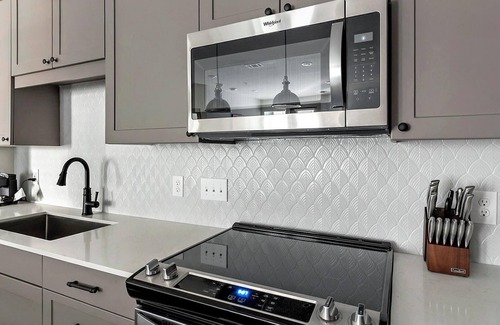 Houston Apartment | Landing | Stunning 2BD, Gym, Pool
