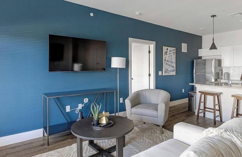 Venus Apartment | Landing | Stunning 2BD, Gym, Pool