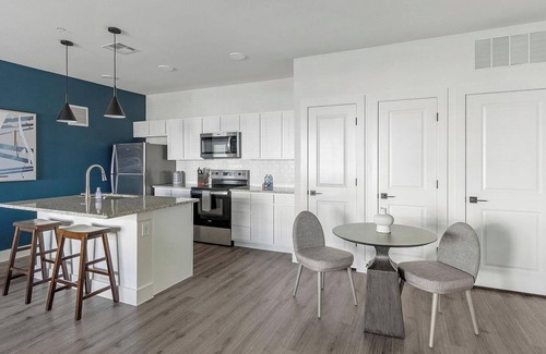 Venus Apartment | Landing | Stunning 2BD, Gym, Pool