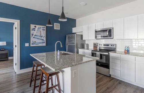 Venus Apartment | Landing | Stunning 2BD, Gym, Pool