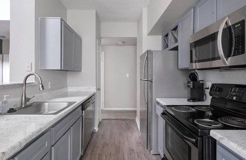 Briarforest Apartment | Landing | Stunning 2BD, Pool, Gym