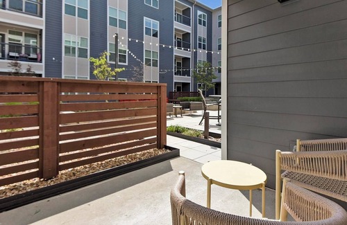 Chesterfield Apartment | Landing | Stylish 1BD, Pool, Gym